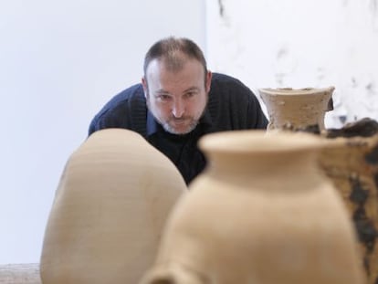 Miquel Barcel&oacute;, ayer, ante sus trabajos en terracota en la galer&iacute;a Elvira Gonz&aacute;lez. 