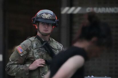 Un guardia nacional custodia un edificio federal en el centro de Los Ángeles.