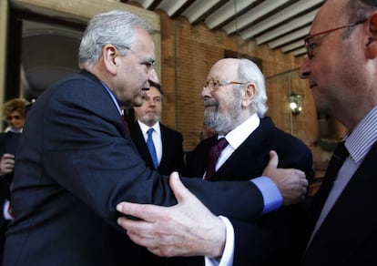 Alfonso Guerra felicita al escritor José Manuel Caballero Bonald tras recibir el Premio Cervantes 2012 en la universidad de Alcalá de Henares, Madrid.