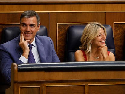 El presidente del Gobierno en funciones, Pedro Sánchez, y la ministra de Trabajo en funciones, Yolanda Díaz, en el Congreso de los Diputados el pasado 17 de agosto.