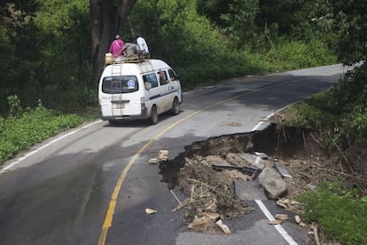 Estado de una de las carreteras por las que se accede a La Pintada y El Paraíso, en Guerrero, al sureste de México.