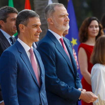 BARCELONA, 06/06/2025.- El presidente del Gobierno, Pedro Sánchez (i), el rey Felipe VI, y la presidenta del Congreso de los Diputados, Francina Armengol (d), posan para la foto de familia junto a los presidentes autonómicos a su llegada a la XXVIII Conferencia de Presidentes que se celebra este viernes en el Palau de Pedralbes en Barcelona. EFE/ Quique García