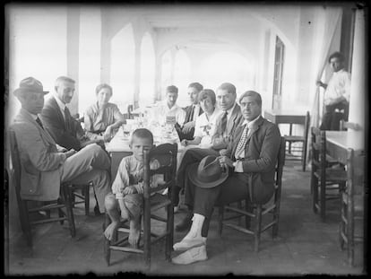 El pintor Joaquim Sunyer, Antoni Pla y Maria Casadevall, padres del escritor, Torres, los hermanos Pere, Maria y Josep Pla y el poeta y dibujante Josep Maria Junoy. Todos alrededor de una mesa bajo las Voltes de Calella de Palafrugell, en 1920.