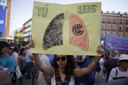 Una mujer muestra un cartel a favor de Madrid Central.