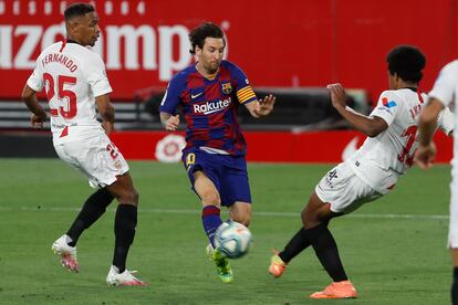 Messi entre Koundé y Fernando en el Sevilla-Barcelona.