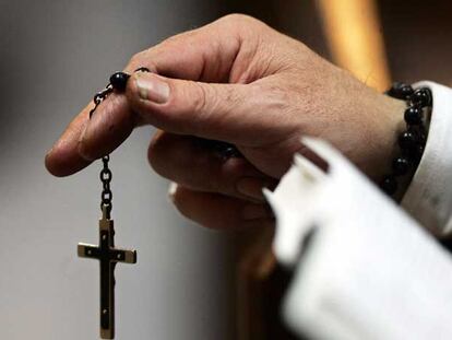 Un católico reza con un rosario en la catedral de Edimburgo.