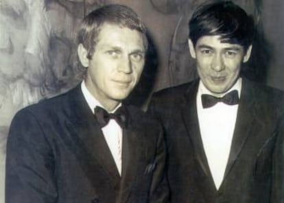 El pintor Gerard Henderson, a la derecha, con Steve McQueen en Nueva York en 1968.