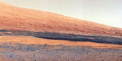 Las laderas dee monte Sharp, en el centro del cráter Gale, han sido fotografiadas por el robot Curiosity que está explorando esa zona de Marte.