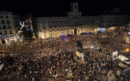 Los mineros van llegando a la Puerta del Sol, en Madrid, durante la madrugada del martes al mi&eacute;rcoles.