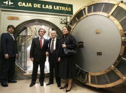 El director del Instituto Cervantes, César Antonio Molina junto al escritor Francisco Ayala y su mujer Carolyne Richmond, durante el acto de inuguración celebrado hoy de la Caja de las Letras  del Instituto Cervantes.
