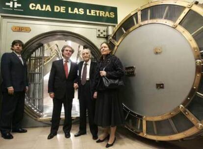 El director del Instituto Cervantes, César Antonio Molina junto al escritor Francisco Ayala y su mujer Carolyne Richmond, durante el acto de inuguración celebrado hoy de la Caja de las Letras del Instituto Cervantes.