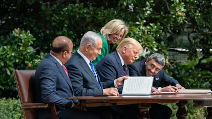 Desde la izquierda, el ministro de Exteriores de Baréin, Abdulatif Bin Rashid; el primer ministro israelí, Benjamín Netanyahu; el presidente de Estados Unidos, Donald Trump; y el ministro emiratí de Exteriores, Abdulá Bin Zayed, durante la firma de los Acuerdos de Abraham, el 15 de septiembre de 2020.