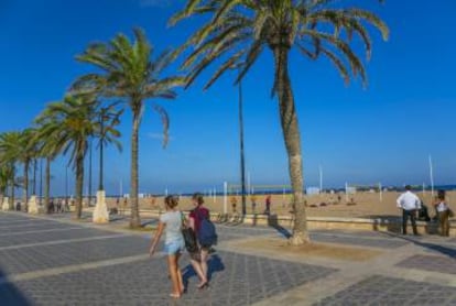 Paseando por el frente playero de la ciudad de Valencia.