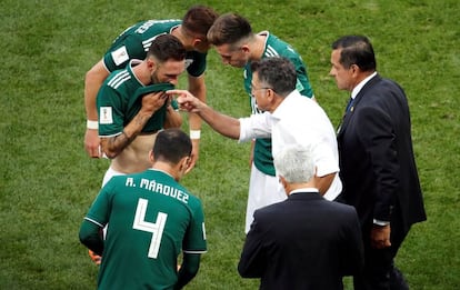 Osorio le da indicaciones a Layún.