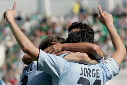 El jugador del Celta, Jorge Larena, celebra junto a sus compañeros el primer gol de su equipo.