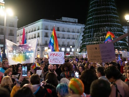 Ciudadanos participan de la manifestación convocada por la plataforma Ni un Paso Atrás en defensa de los derechos de las personas LGTBIAQ+ el 13 de noviembre en la Puerta del Sol.