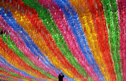 Miles de farolillos multicolores de 'hanji', papel tradicional coreano fabricado a mano con la corteza de la 'Broussonetia papyrifera', una variedad de morera, adornan cada año las calles del centro de Seúl durante los preparativos del Yeon Deung Hoe, el Festival de las Linternas de Loto, que se celebra desde hace más de mil años en Corea para conmemorar el nacimiento de Buda. En 2015 los festejos se realizaron del 15 al 26 de mayo e incluyeron danzas tradicionales, talleres de 'hanji', exposiciones de faroles artesanales y el espectacular Desfile de las Linternas, la noche del 16 de mayo, que convirtió en un mar de luces el centro de Seúl. Según las creencias budistas, el acto de encender un farol de papel con forma de loto ilumina las zonas más oscuras del alma y contribuye a disipar el sufrimiento en el mundo.