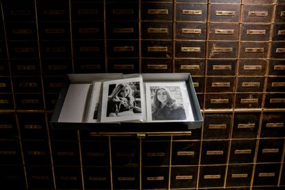 Álbum de fotografías de la escritora Carmen Martín Gaite sobre las antiguas casillas del Banco de España de Salamanca.
