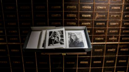 Álbum de fotografías de la escritora Carmen Martín Gaite sobre las antiguas casillas del Banco de España de Salamanca.