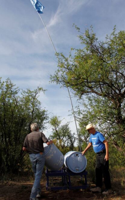 Imagen de los bidones con agua para ayudar a los inmigrantes a cruzar el desierto