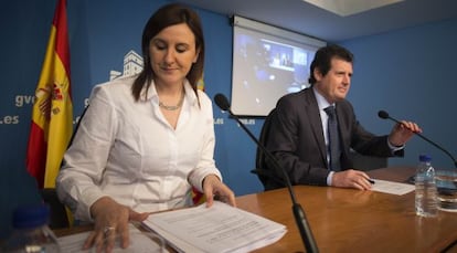 Los consejeros Mar&iacute;a Jos&eacute; Catal&agrave; y Jos&eacute; Ciscar, en la rueda de prensa tras el pleno del Consell.