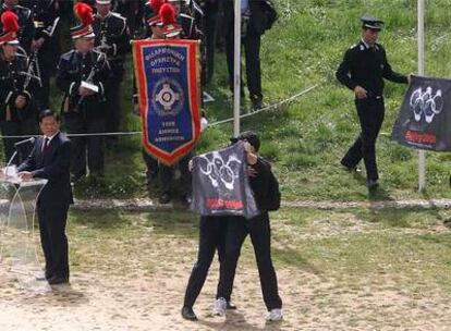 Dos activistas por los derechos humanos irrumpen en la ceremonia de encendido de la antorcha olímpica en la antigua ciudad griega de Olimpia.