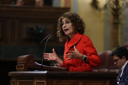 La vicepresidenta primera y ministra de Hacienda, María Jesús Montero, en una sesión de control al Gobierno, en el Congreso de los Diputados.