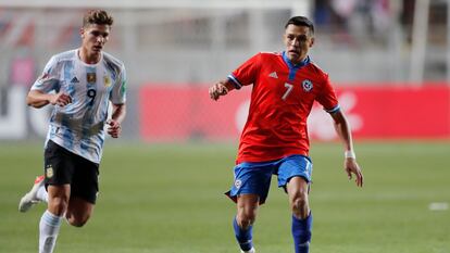 Alexis Sánchez conduce el balón frente a Julián Álvarez, en enero de 2022.