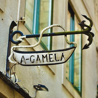 Reclamo de la tapería A Gamela, en la Rúa da Oliveira.