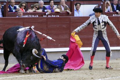 El banderillero Javier Palomeque sufre un revolcón sin consecuencias durante la lidia del segundo toro de Juan Mora.