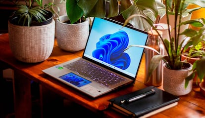 Windows 11 en un ordenador portátil que está encima de una mesa