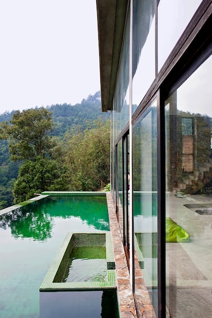 Bañera al aire libre dentro de la piscina, que permite disfrutar de las vistas sumergido en agua caliente. 