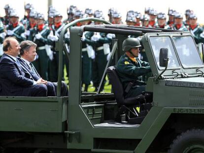 Santos, junto al nuevo ministro de Defensa, Luis Carlos Villegas.