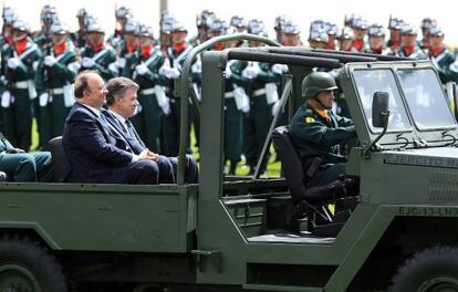 Santos, junto al nuevo ministro de Defensa, Luis Carlos Villegas.