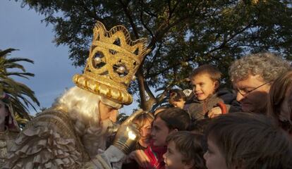 El Rey Melchor saluda a los ni&ntilde;os en Barcelona.