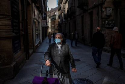 Otilia reparte comida por las calles de Ourense.