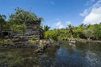 En la isla de Pophei, en Micronesia, se encuentra uno de los lugares más misteriosos del planeta: las ruinas de Nan Madol (en la foto), que ocultan bajo las aguas una ciudad sumergida de, según algunos, 12.000 años de antigüedad. Bautizada como la Venecia del Pacífico, el complejo arqueológico se extiende más de 18 kilómetros cuadrados, con arquitectura megalítica y casi cien islotes artificiales (de piedra y coral) rodeados por canales.