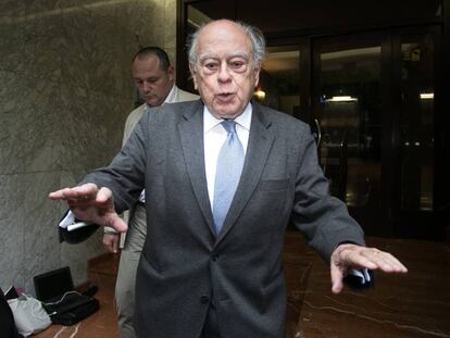 Jordi Pujol sale de su despacho tras finalizar el registro.