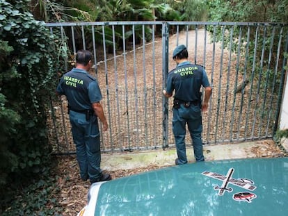 Agents inspeccionen els voltants del xalet il·legal.