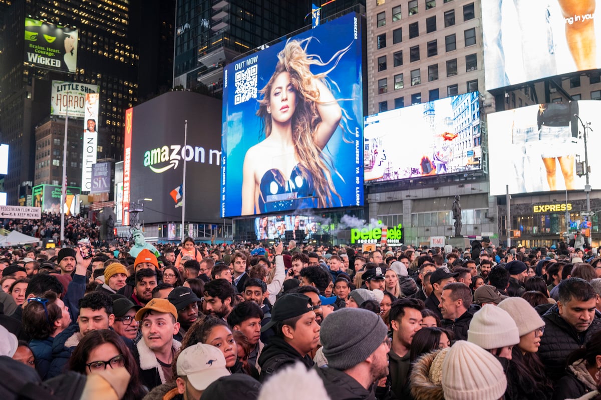 Vídeo | Shakira da un concierto sorpresa en Times Square: “Qué delicia  estar aquí rodeada de mi gente latina” | Vídeos | EL PAÍS