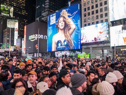 -FOTODELDÍA- AME2867. NUEVA YORK (ESTADOS UNIDOS), 26/03/2024.- Personas se reúnen para ver la presentación gratuita que ofrece la cantante colombiana Shakira este martes en Times Square, Nueva York (EE.UU.). La cantante colombiana Shakira paralizó hoy Times Square donde convocó a miles de personas, en su mayoría jóvenes de diversos países, a un concierto gratuito para presentar su nuevo disco "Las mujeres ya no lloran", que anunció poco antes del evento a través de sus redes sociales. EFE/Ángel Colmenares
