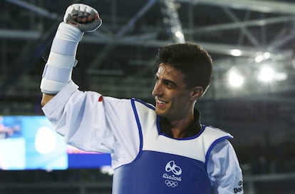 Joel Gonz&aacute;lez celebra, pu&ntilde;o en el alto, el bronce en -68.