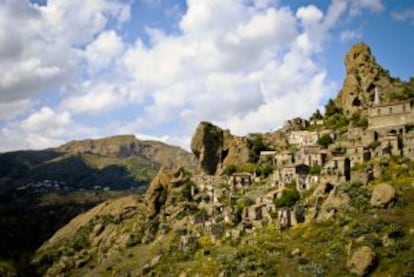 Vista de la ciudad fantasma de Pentedattilo, en Calabria (Italia).