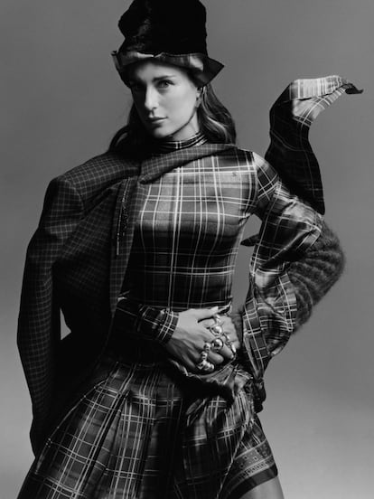“Me divierte la moda”, dice Putellas, que aquí viste falda y top de Acne Studios, gorro de Stephen Jones, calentador de Emporio Armani, broche de Tom Ford y anillos de la estilista. Antonio Mingot