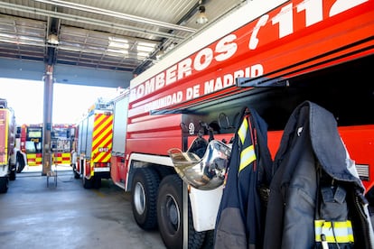 Vehículos de bomberos y uniformes en el Parque de Bomberos de Pozuelo de Alarcón (Madrid).