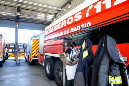 Vehculos de bomberos y uniformes en el Parque de Bomberos de Pozuelo de Alarcn (Madrid).