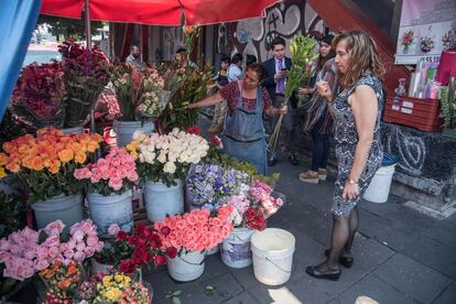 Una mujer compra flores en el Centro Histórico de Ciudad de México, el 10 de mayo de 2019.