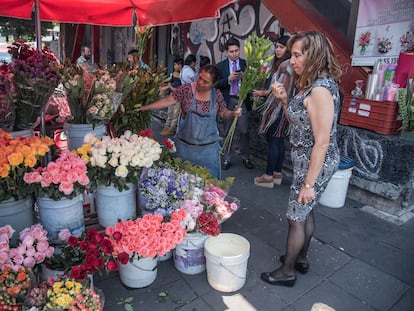 Una mujer compra flores en el Centro Histórico de Ciudad de México, el 10 de mayo de 2019.