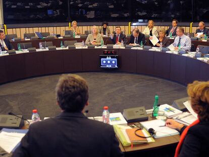 José Manuel Durão Barroso (centro) preside la reunión de la Comisión Europea en Estrasburgo.