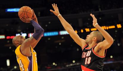 Kobe Bryant lanza en suspensión ante Nicolas Batum.